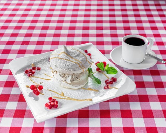 Beza z waniliowa - kawowym kremem z serka mascarpone i sosem mango 