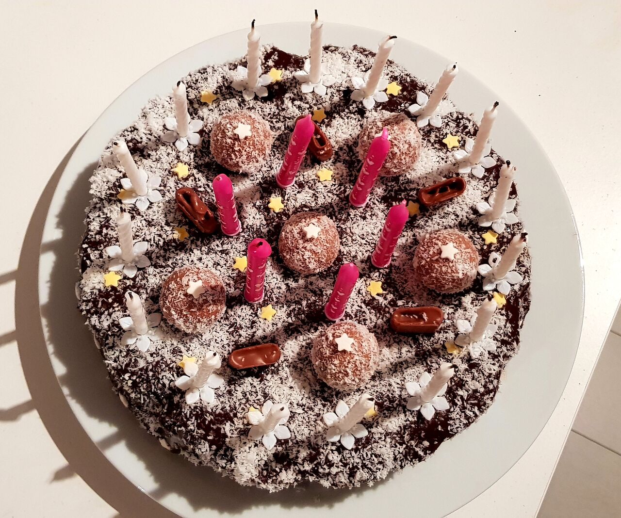 Gâteau d'anniversaire au chocolat maison et noix de coco