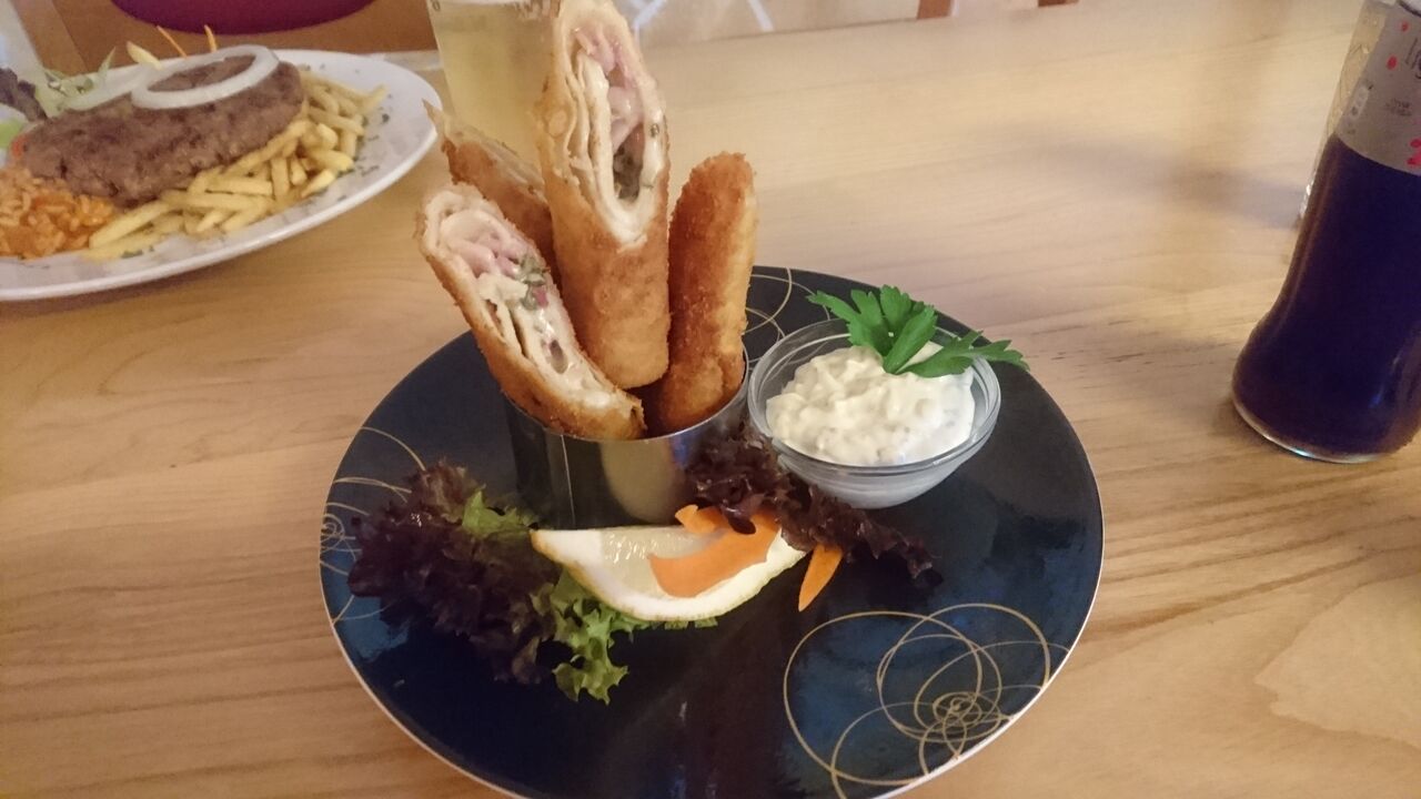 Cateringanfrage. Serviervorschlag: Salzige Palatschinken mit Schinken, Käsefüllung dazu Sauercream als DIP. z.B. als Vorspeise