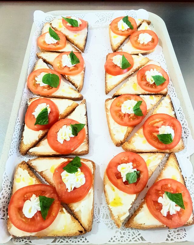 Tartine bruschetta tomate, basilique, huile d'olive, fromage de chèvre 