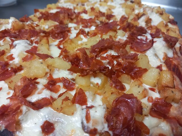 Pizza patatas, trufa y speck crujiente