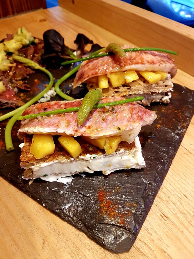 Filet de rouget,tartare de mangue et fromage frais