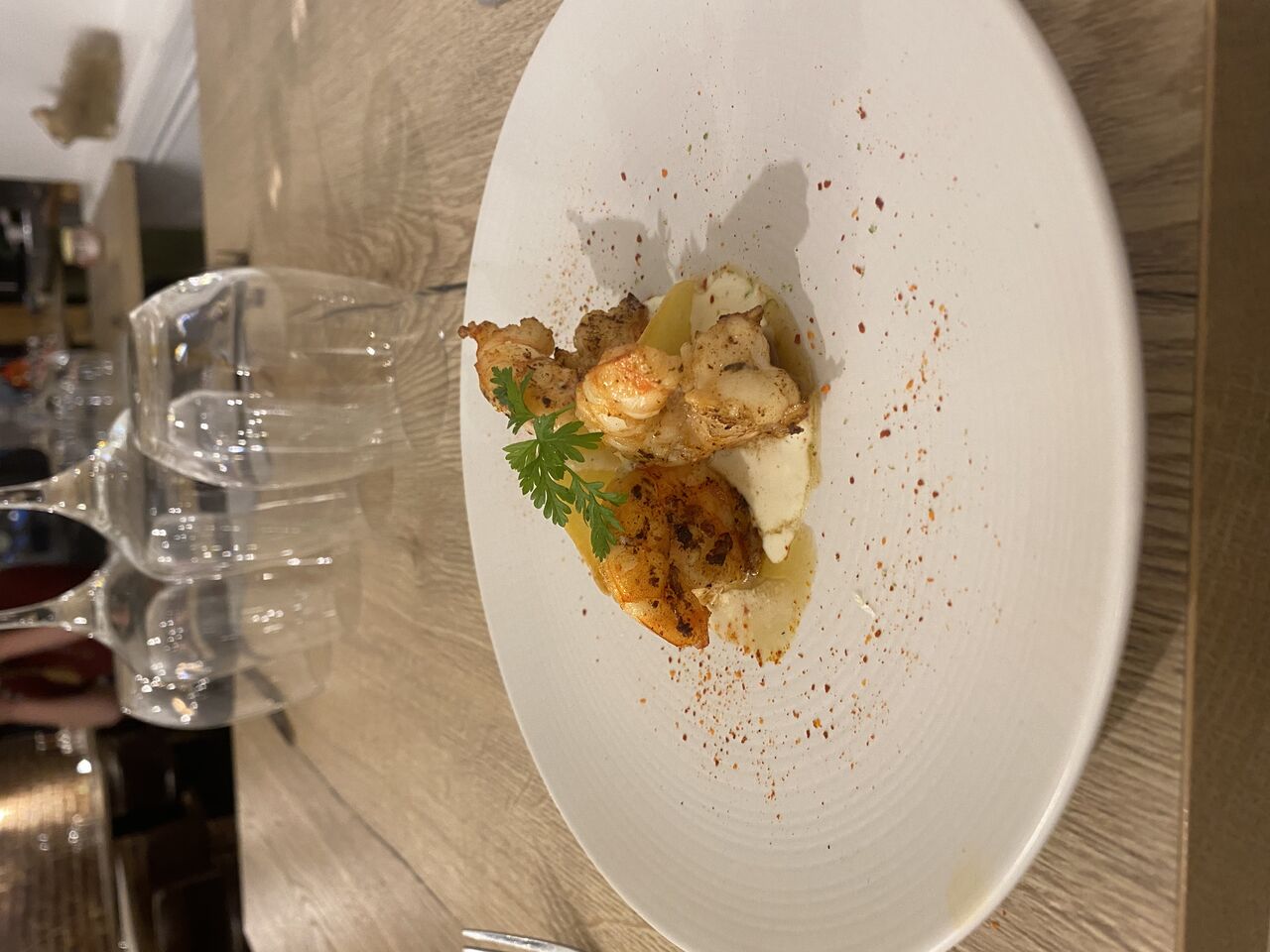 Gambas juste raidies et sa sauce vanille et tuile sésame