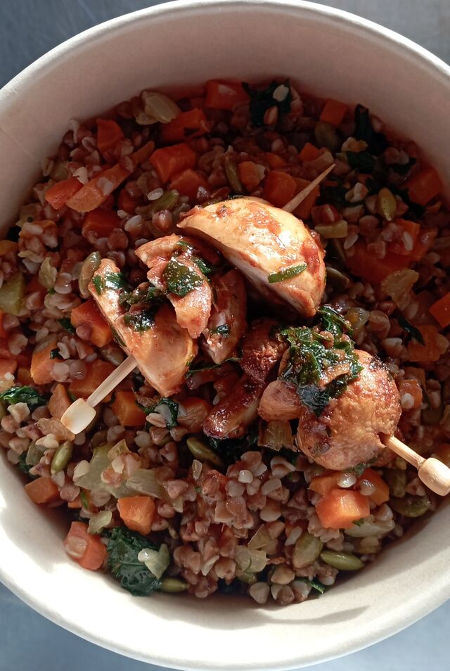 Kasha de sarrasin, légumes cuisinés, brochette de champignons soja