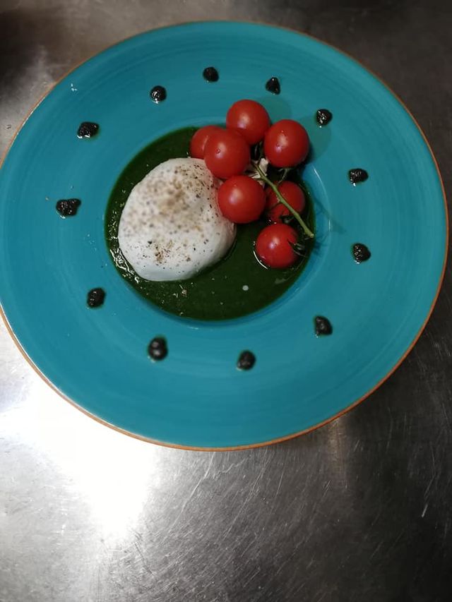 Burrata en salsa pesto casera