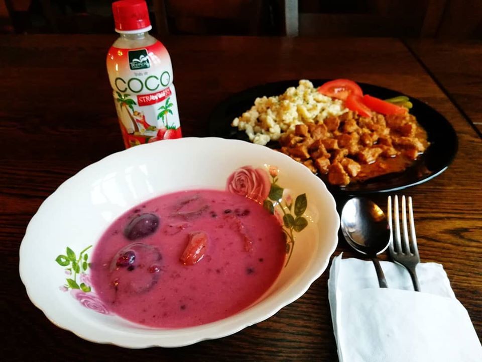 Ízelítő menüinkből...
Gyümölcsleves és sertéspörkölt nokedlivel.