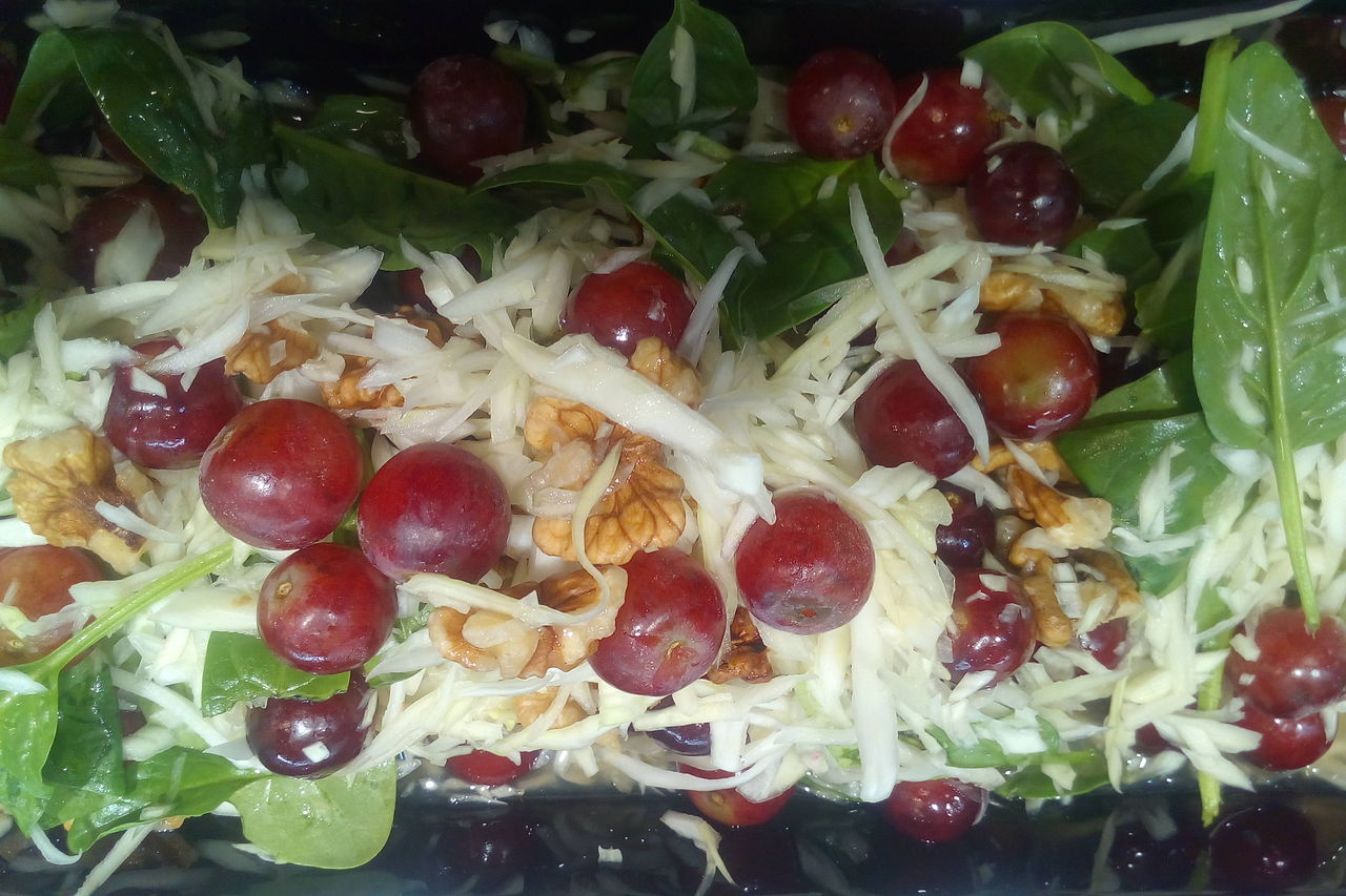 TOT JE ZELNÝ SALÁT S HROZNOVÝM VÍNEM A VLAŠSKÝMI OŘECHY