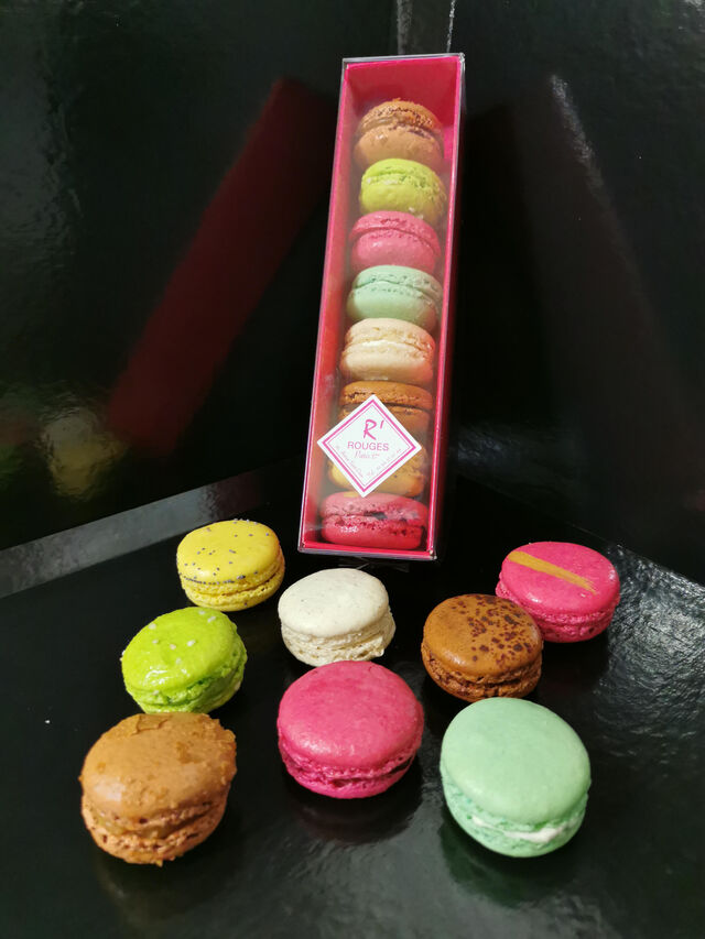 Macarons:
Vanille, Chocolat, Caramel, Yuzu, Framboise balsamique, Griotte, Pistache, Citron vert, Cassis, Chocolat Passion.