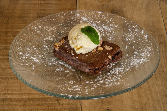 Brownie caliente con helado de vainilla.