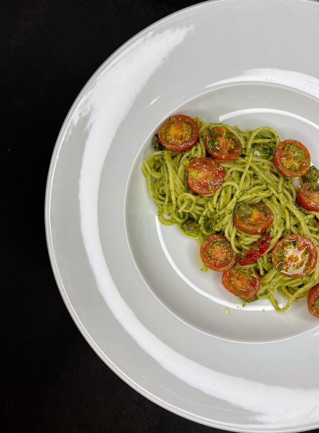 Спагеті з томатами чері
італійська паста, томати чері, соус песто, базилік, перец чилі, каперси, петрушка.