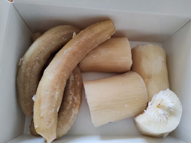 Bata bata la mhogo na trovi (manioc et banane à la vapeur)