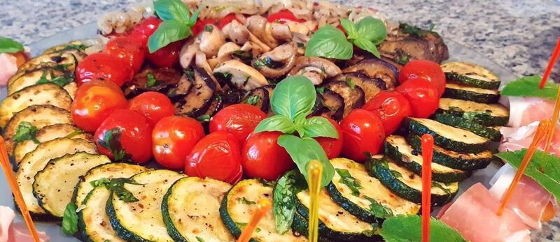 Vorspeisenplatte bestehend aus Antipastigemüse und Cantaloupe Melone umwickelt mit Parmaschinken