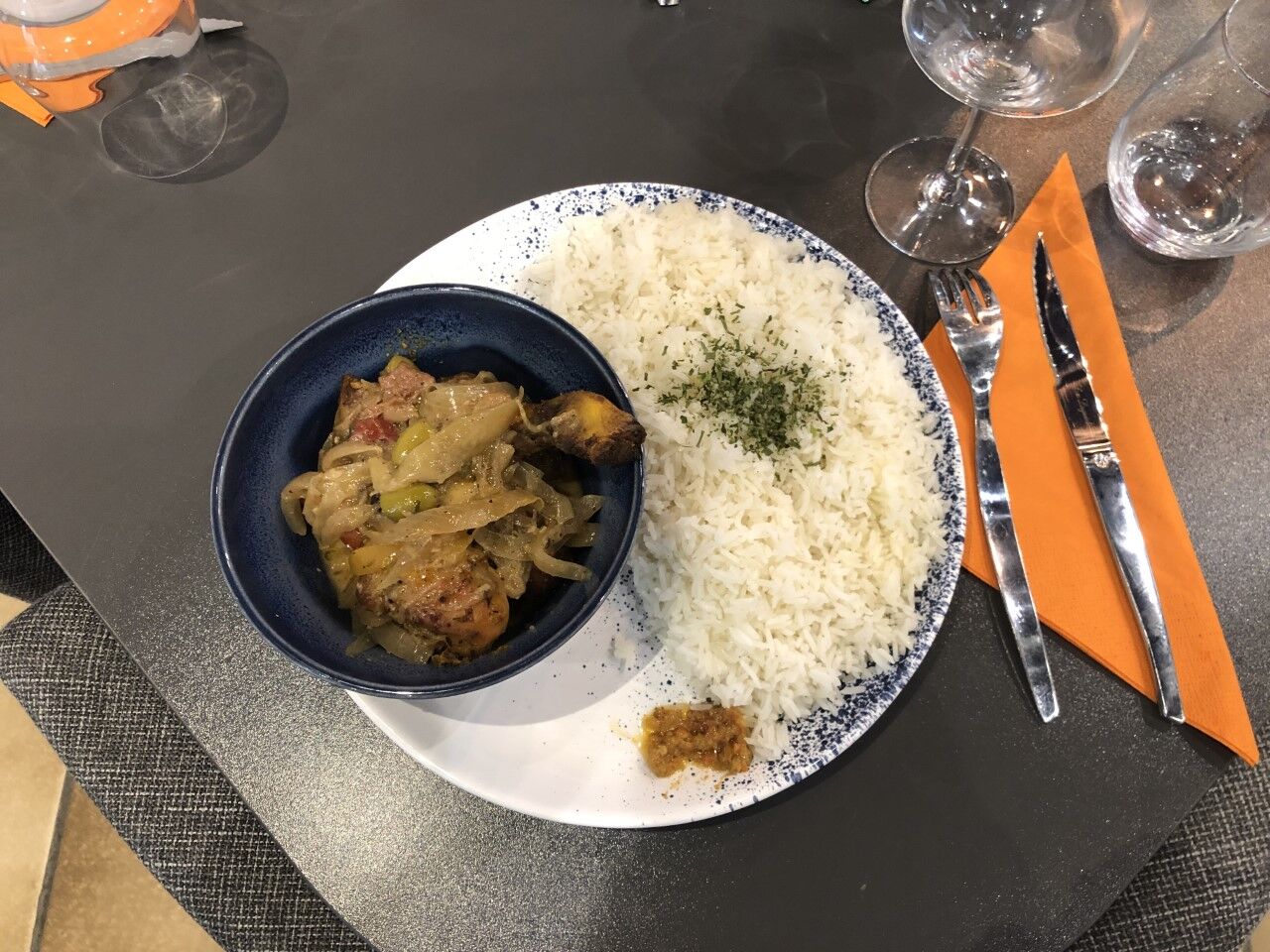 Un Yassa au poulet mariné puis cuisiné en
sauce à base d'oignons, moutarde, thym et
laurier.
