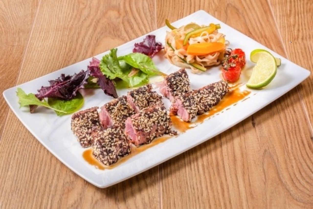 TATAKI DE THON SNACKÉ ET SÉSAMES