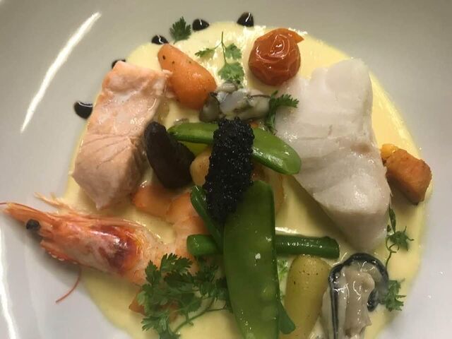 Nage de poisson et fruits mer au safran