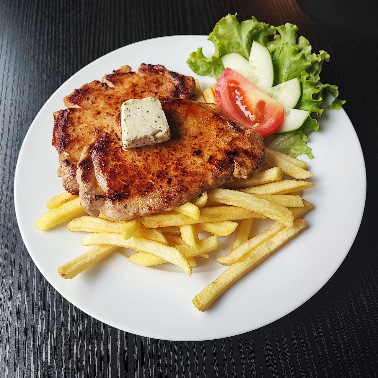Schweinskotelett mit Pommes