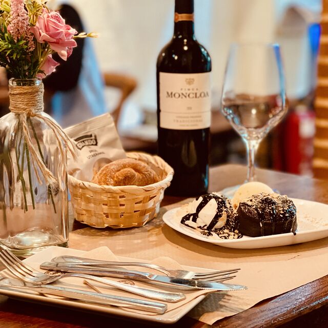 Coulant de chocolate, helado de vainilla y nata