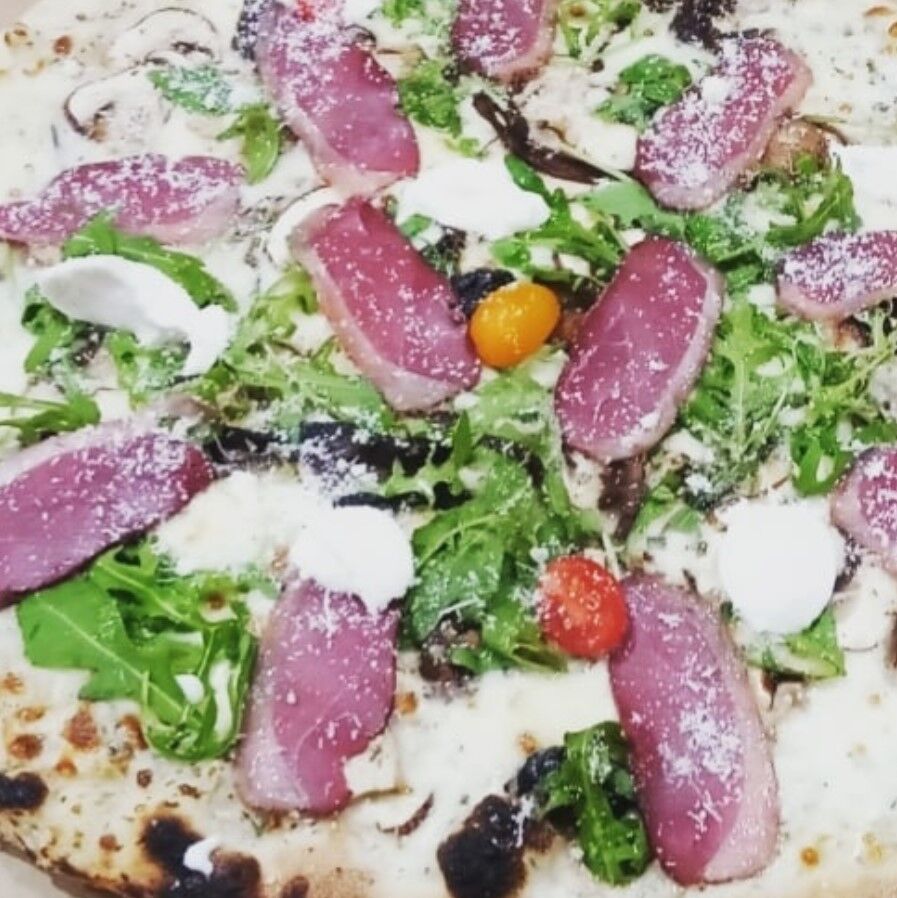 La magret, la plus chaude des pizzas ! Une explosion de goût, cèpes, magret, persillade, le trio gagnant !