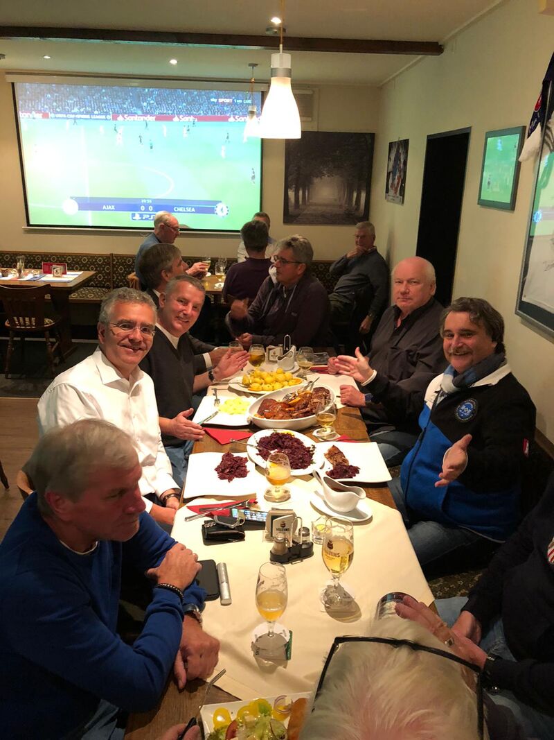 Gänsebraten mit Apfelrotkohl, Sauce, Klößen und einer Flasche Rotwein für den Stammtisch am Mittwoch 