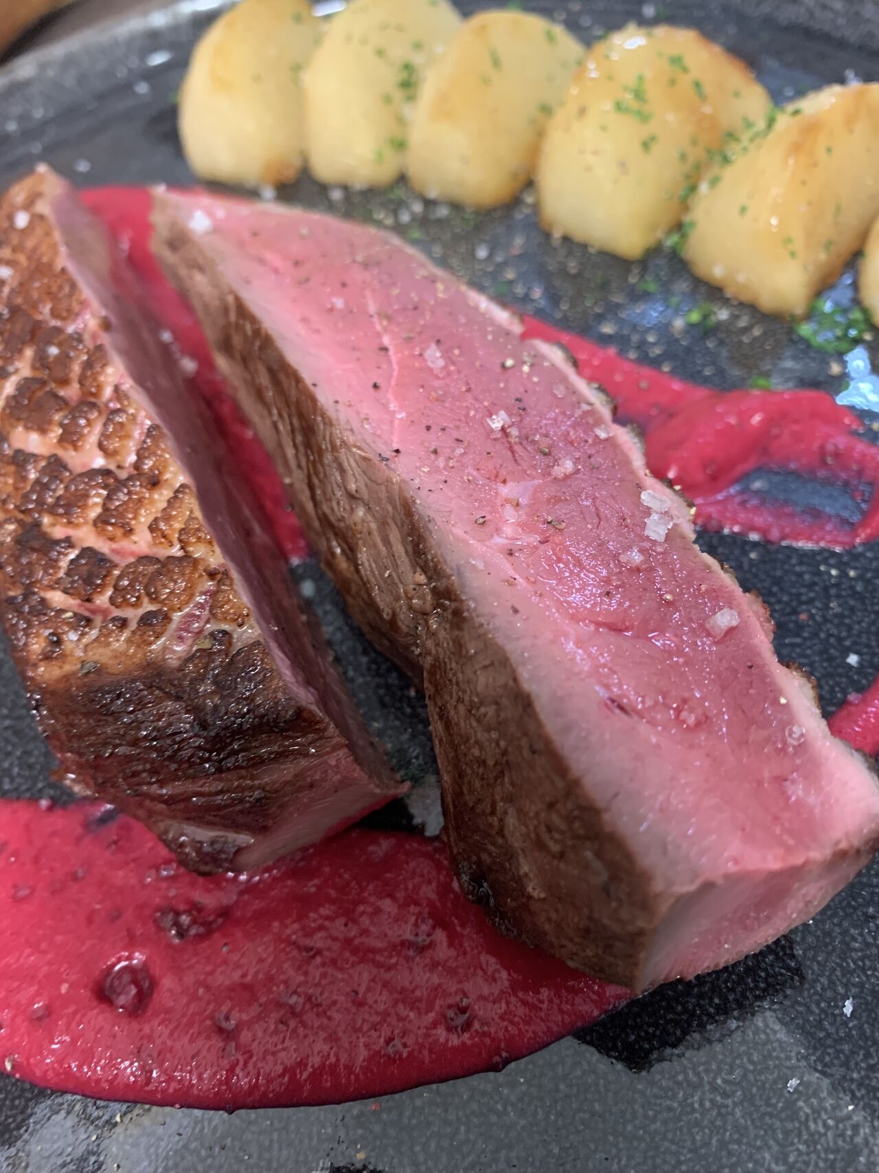 Le Magret de Canard, Crème de Betteraves et ses Navets au Miel
