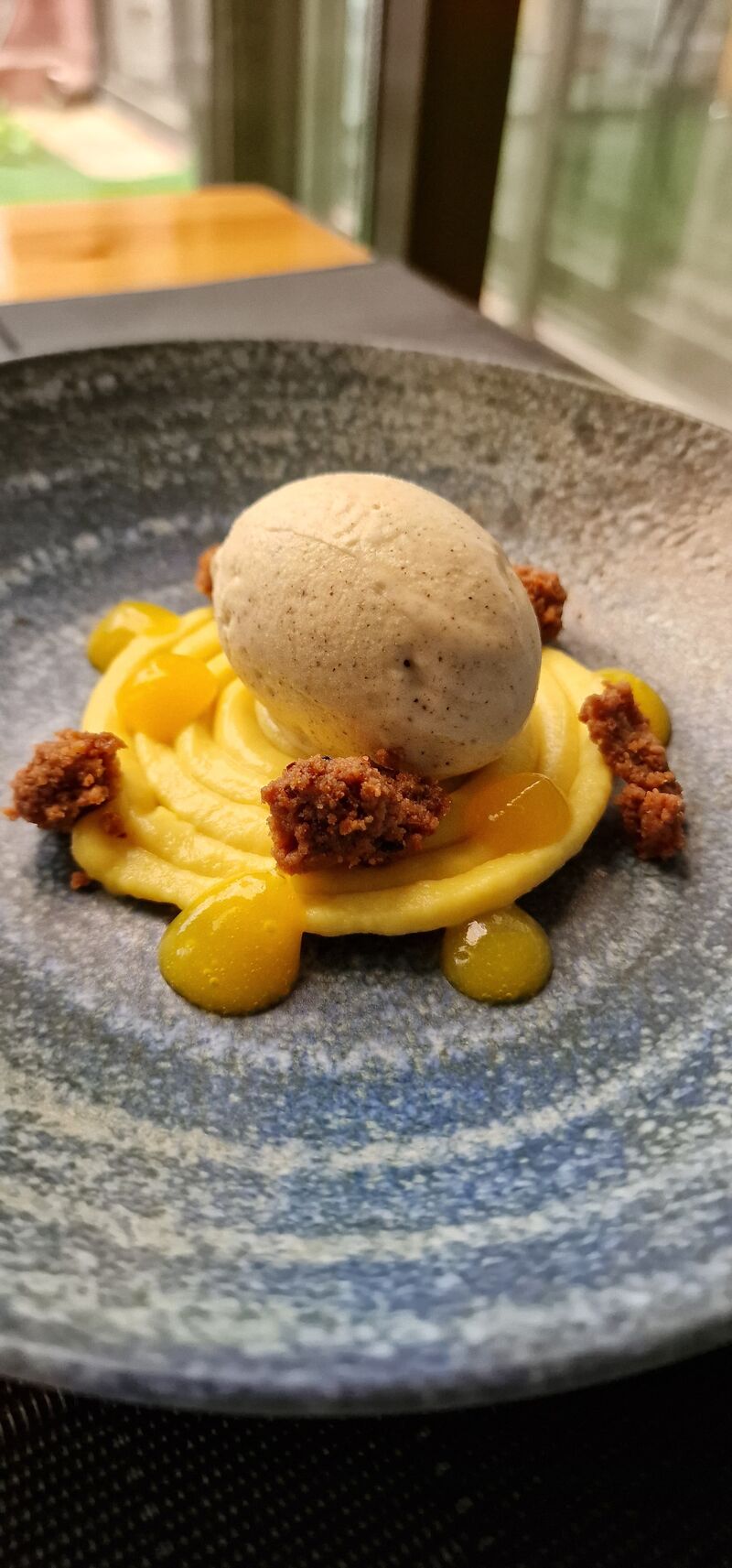 Ganache de mango y maracuyá,helado 5 especias chinas,gel naranja y galletitas shichimi togarashi