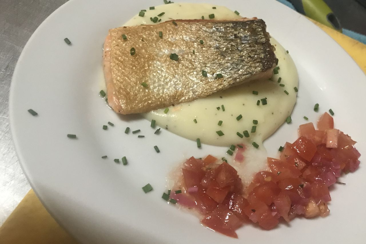 Salmón con cremoso de patatas y pico de gallo