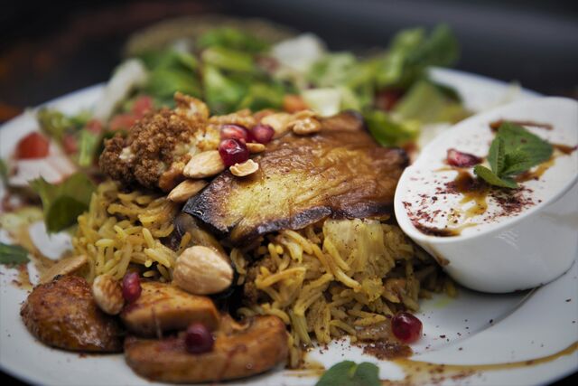 Ma’lubeh frittierte Auberginen,Blumenkohl, gekocht mit Reis und orientalischen Gewürzen, Mandel und Cashew als topping.