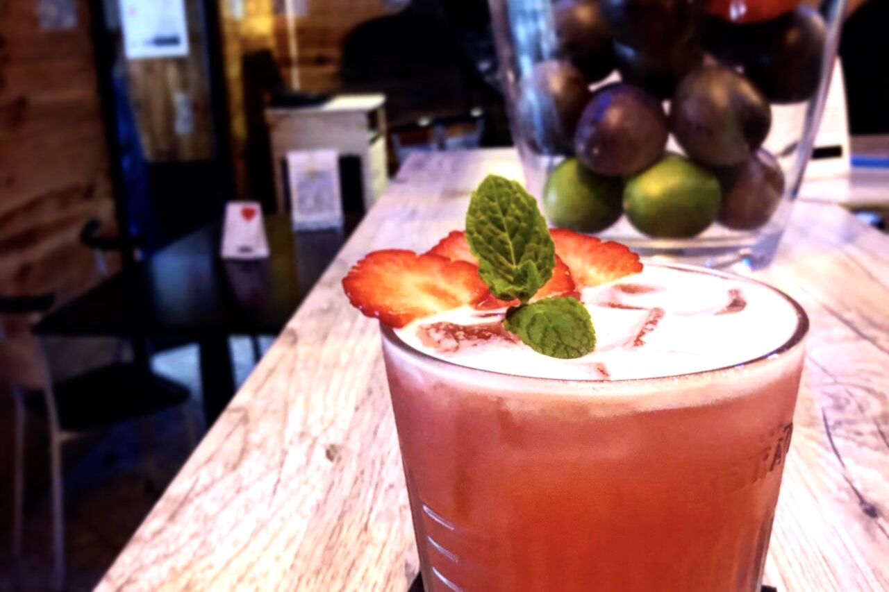Comida nacional e internacional para partilhar à mesa, com vista para o mar.