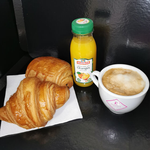 Formule P'tit Déj':
Boisson chaude, croissant t pain au chocolat, et jus de fruits.