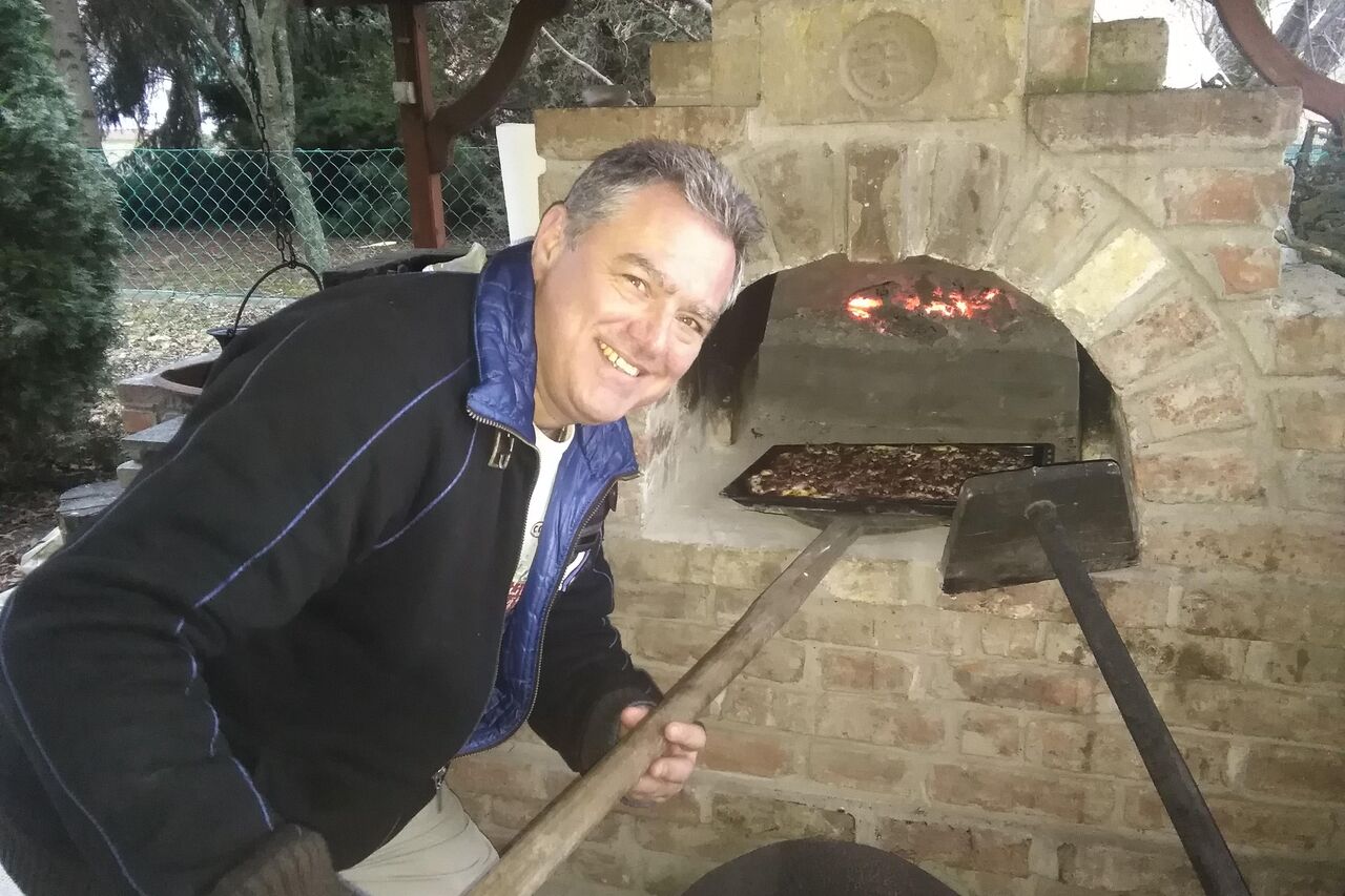 A házigazda munka közben