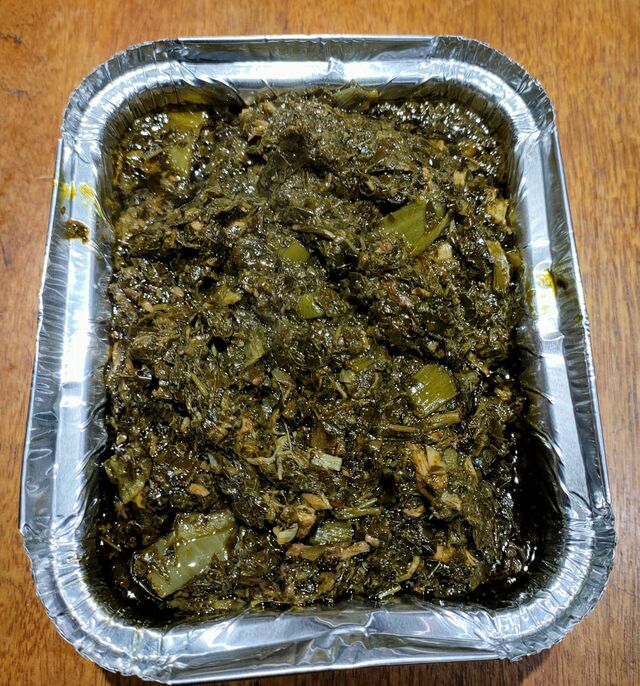 Saka-Saka (Feuilles de maniocs pilées, poisson, aubergines, oignons, ail , pâte d’arachide et poireaux 