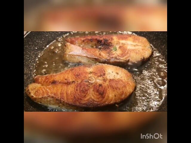 Saumon frit accompagné de ses pommes de terre en robe des champs couché sur sa sauce exotic (sauce ananas lait de coco crème) 