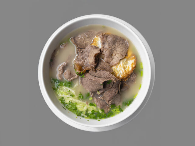 4 Velká polévka s hovězím masem a Pho nudlemi 