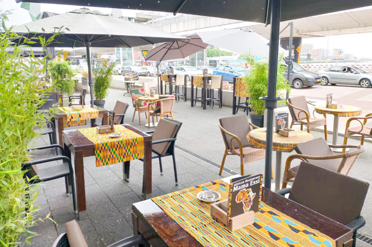 Kom gezellig langs voor een hapje en drankje.