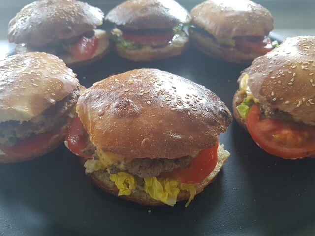 Hamburger géant 100% fait maison.