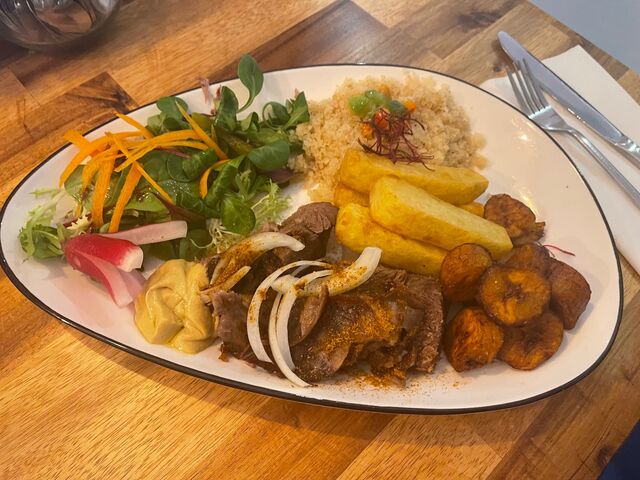 Agneau et différents accompagnements : atiéké, alocos, frites, salade