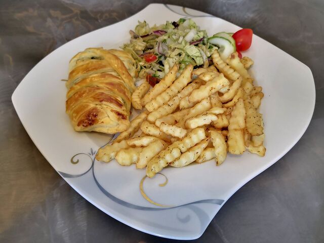 Filet z tilapii w cieście francuskim ze szpinakiem i serem feta