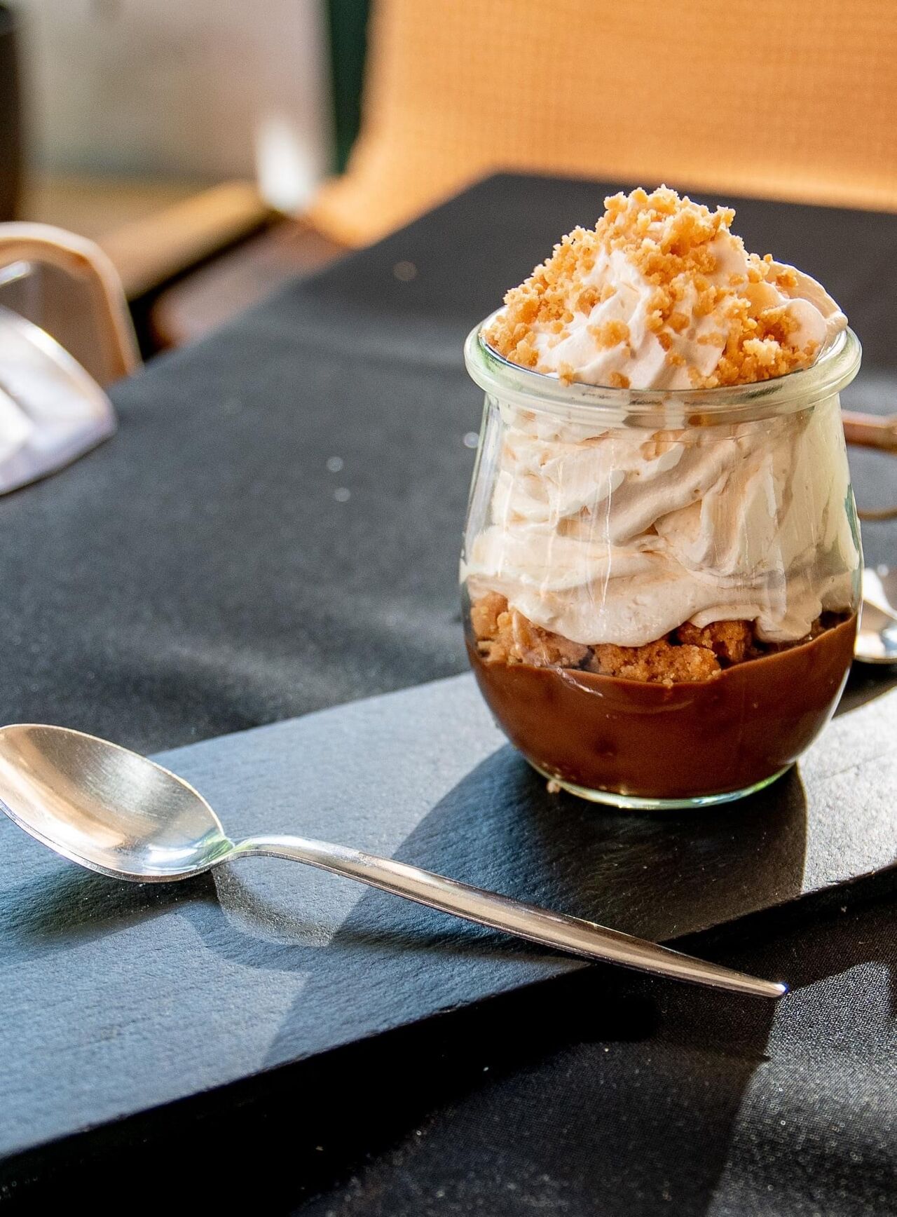 Dolci: Mousse al Caramello salato e cioccolato Fondente, con crumble aromatizzata allo zenzero (senza lattosio e glutine) 