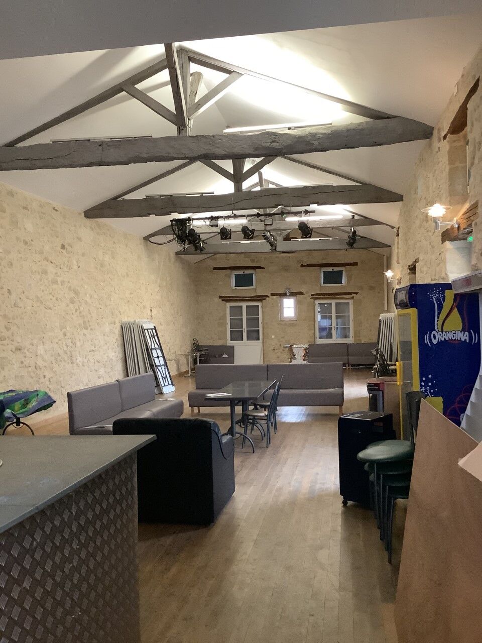 Notre salle de réception où nous organisons des concerts, du théâtre, des événements privés. 