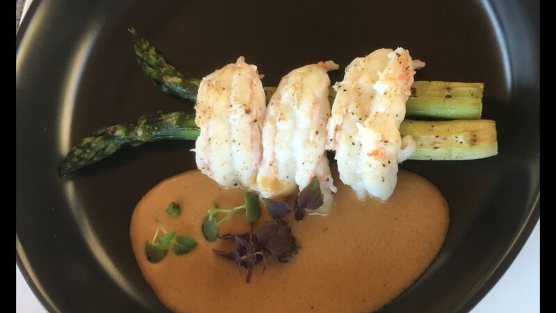 Warm voorgerecht/Gegrilde groene asperges met kortgebakken langoestine en schaaldierenjus