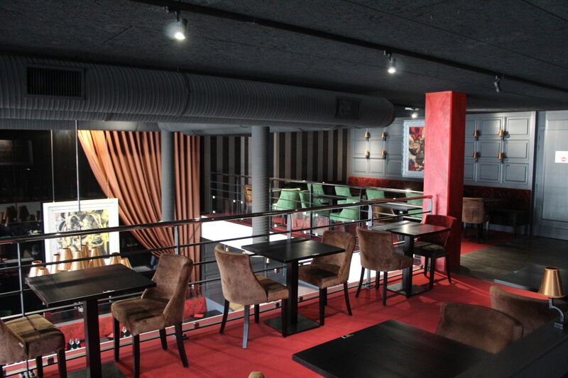 Salle de réception avec 40 places assises.
Possibilité de privatisation.