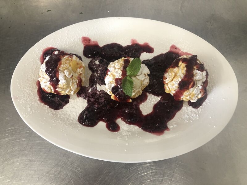 Hideg túrógombóc ropogós cornflakesbe forgatva, erdeigyümölcs mártással