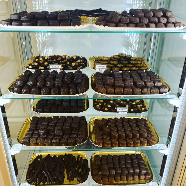 Venez dégustez ces magnifiques chocolats à offrir ou à déguster sois même, 16 sortes de bouchés qui vont ravir vos papilles.