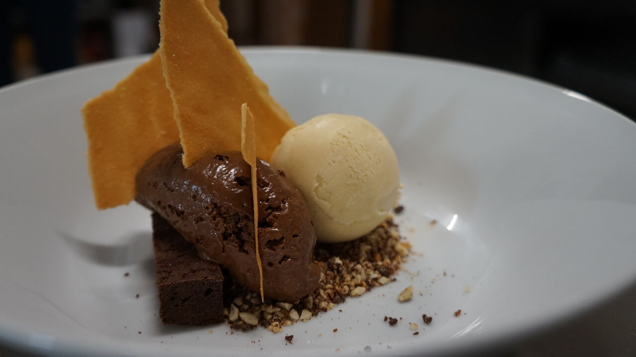 Hausgemachte Schokomousse & Eis