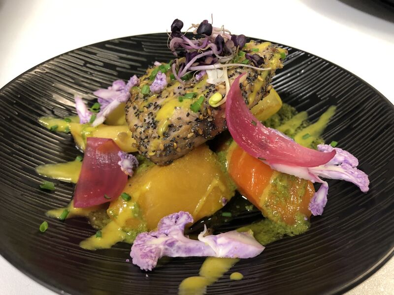 Thon mi-cuit aux graines, légumes d'antan et pesto