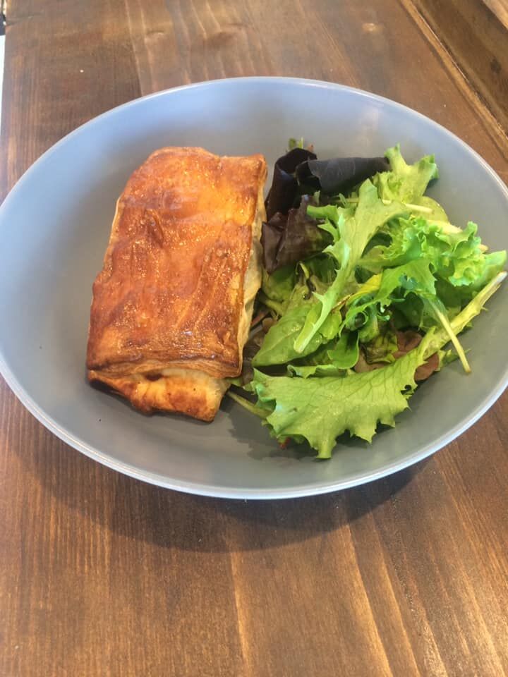 Pâté Lorrain (viande de porc marinée au vin blanc + épices), cuit dans une pâte feuilletée
Fait Maison

