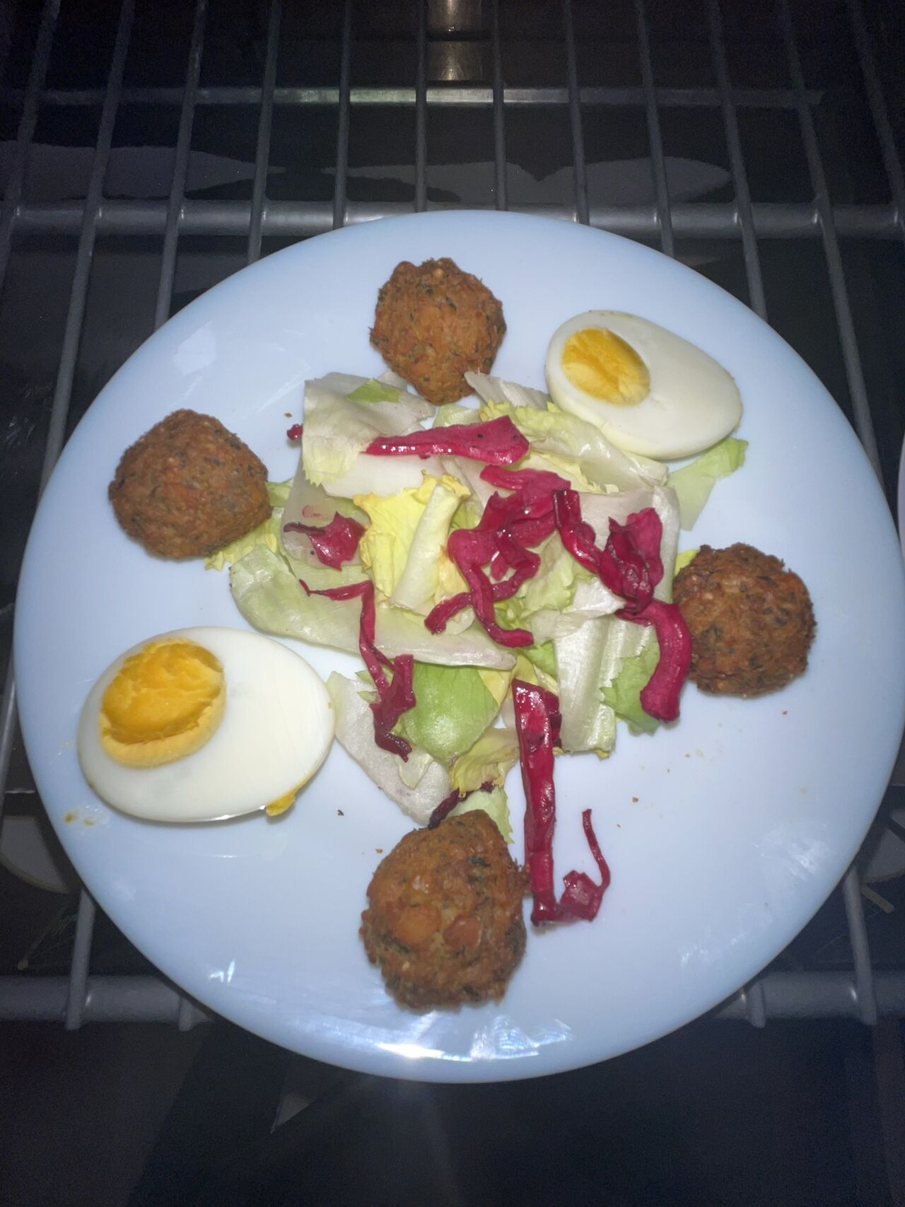 Assiette de salade accras et oeufs