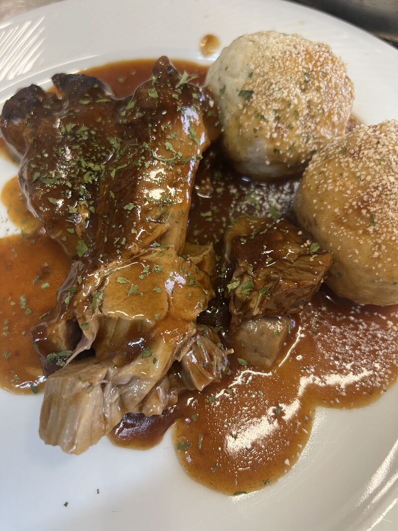 Schweinebraten mit Semmelknödel