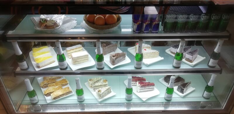 Sie können unsere frische Torte gern von der Theke auswählen 