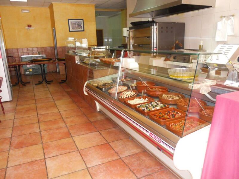 La caçoleta ofrece a sus clientes las tipicas comidas locales.
Todos los dias tenemos: Paella valenciana, arroz al horno; fideua